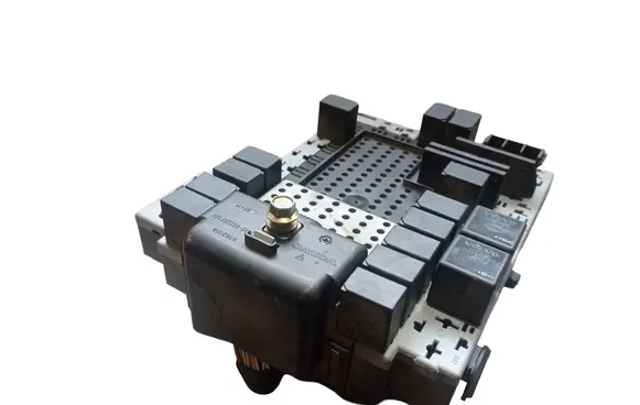 Volvo XC90 Fuse module 30682664 08688513