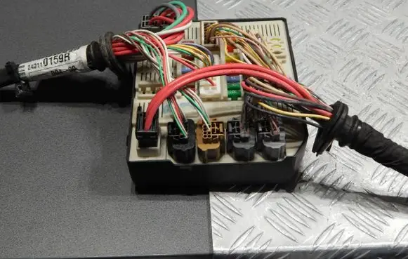 Renault Laguna III Fuse module 284B60012R 3400028352 519134415