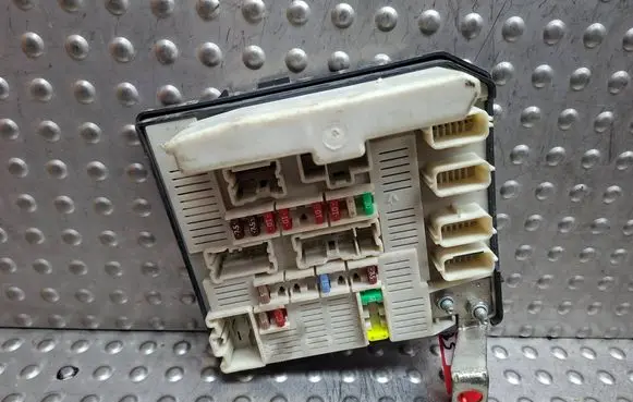 Renault Kangoo II Fuse module S26312677 8200451901