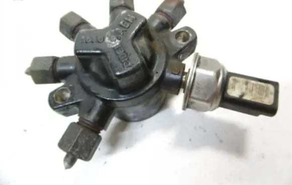 Ford Focus C-MAX Fuel distributor 4M5Q9D280DA