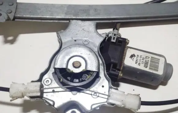 Nissan Almera N16 Front door window regulator motor 400601t3