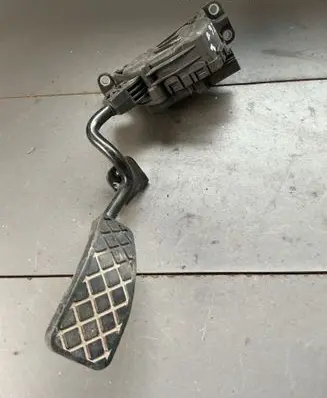 Audi A6 S6 C6 4F Accelerator throttle pedal 4F2721523 6V00898402
