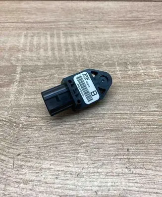 Toyota Avensis T250 Airbag deployment crash/impact sensor 8983105010 098533831D