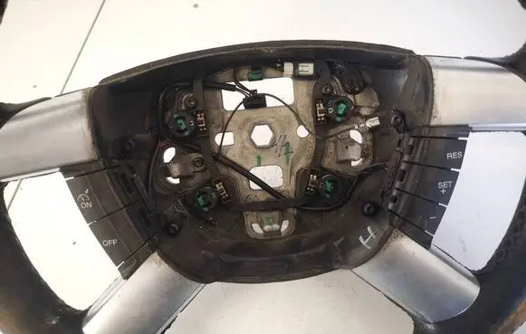 Ford Focus Steering wheel buttons/switches 