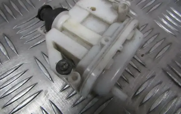 Volkswagen PASSAT B3 Central locking vacuum pump 357862153c