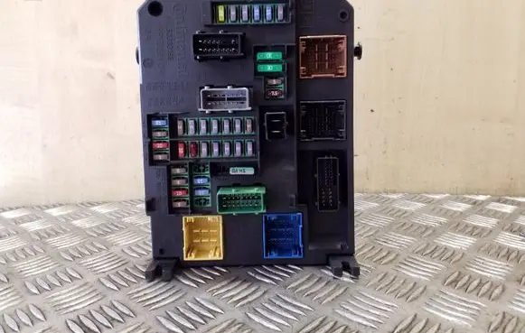 Citroen C4 Grand Picasso Fuse module 9806687980 A2C53383165