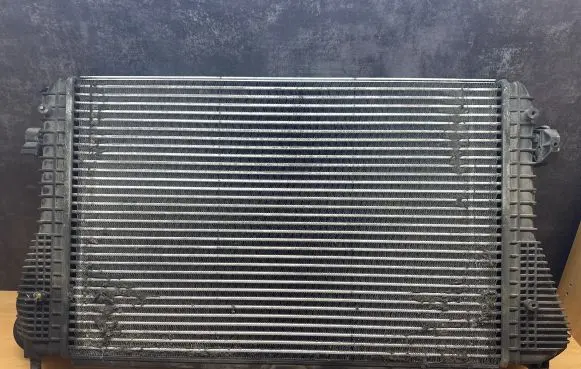 Volkswagen Touran I Intercooler radiator 1K0145803E