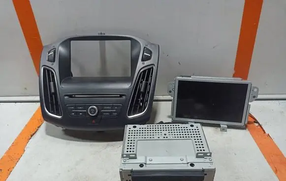 Ford Focus Radio/CD/DVD/GPS head unit F1BT18C815LH DM5T14F239AP