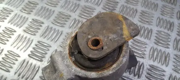 Volvo S40, V40 Engine mount bracket