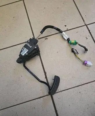 Accelerator throttle pedal