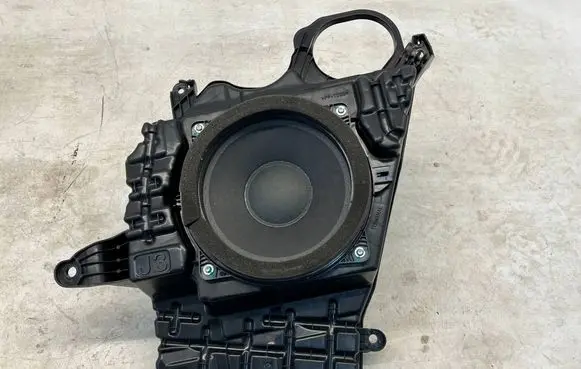 Toyota RAV 4 (XA50) Subwoofer speaker 