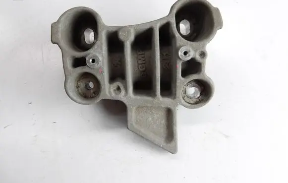 Opel Mokka B Engine mounting bracket 9826364780