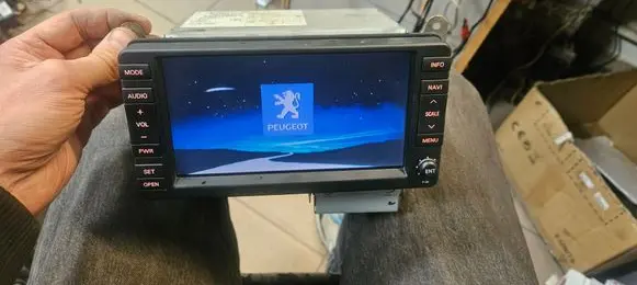 Radio/CD/DVD/GPS head unit
