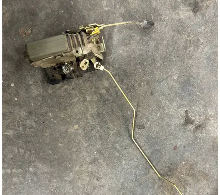Iveco Daily 30.8 - 9 Front door lock