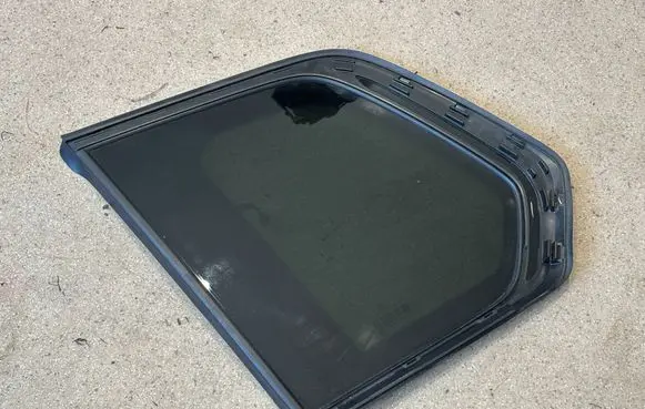 BMW X7 G07 Rear side window 7444115