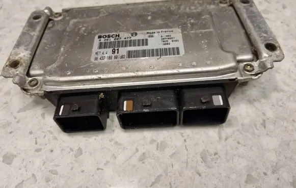 Peugeot 207 Engine control unit/module 0261207477