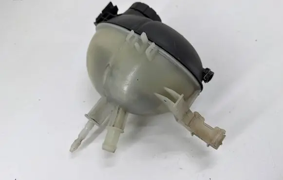 Mercedes-Benz C W204 Coolant expansion tank/reservoir A2045000549