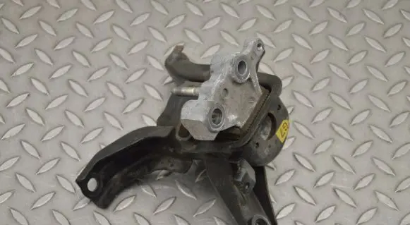 Toyota Prius (XW30) Engine mount bracket