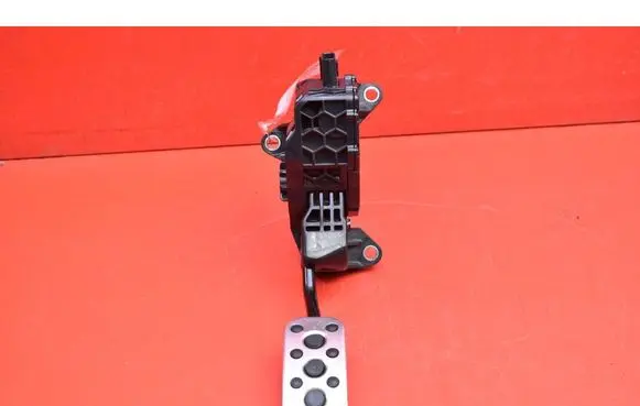Accelerator throttle pedal