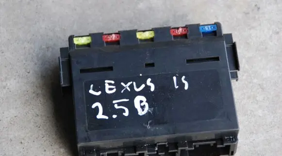 Lexus IS 220D-250-350 Fuse module 200KM