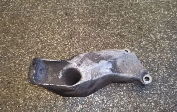 Volkswagen PASSAT B5.5 Engine mounting bracket 8D0199307P