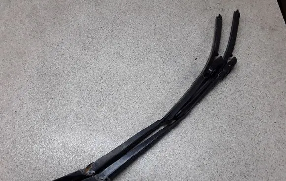Opel Astra J Front wiper blade arm 13289888 13289887