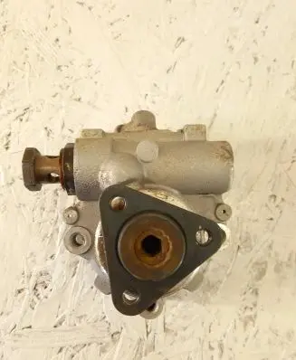 Volkswagen PASSAT B5 Power steering pump 55.5235 3670875