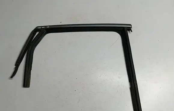 Volvo V40 Rear door glass trim molding 31278599