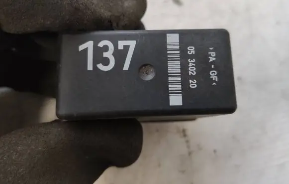 Volkswagen Transporter - Caravelle T4 Glow plug pre-heat relay 701906123 05340220