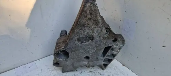 Volkswagen Touran I Engine mounting bracket 04g199207g