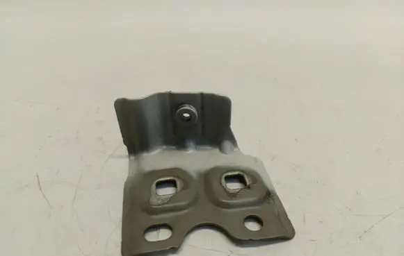 Mercedes-Benz GLA H247 Fender mounting bracket A1778802100