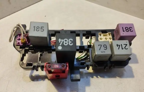 Volkswagen PASSAT B5 Relay mounting block 8D0937503E