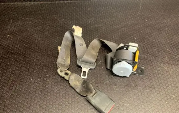 Lexus IS 220D-250-350 Middle seatbelt (rear) 0435027
