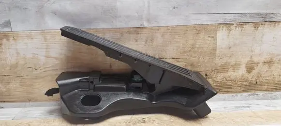 Volkswagen Golf Plus Accelerator throttle pedal 1K1723503M 6PV00889001