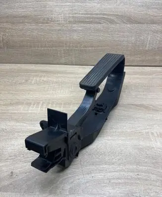 Mercedes-Benz E W211 Accelerator throttle pedal A2113000404