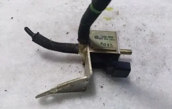 Audi A6 S6 C5 4B Turbo solenoid valve 437906283A