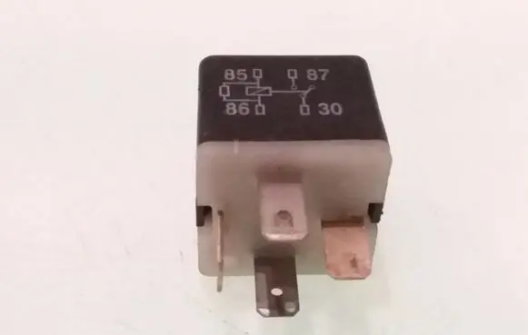 Volkswagen PASSAT B5 Other relay 431951253H