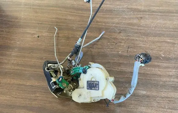 KIA Sorento Front door lock 030224