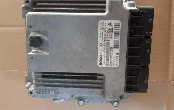 Peugeot 4007 Engine control unit/module 0281013666