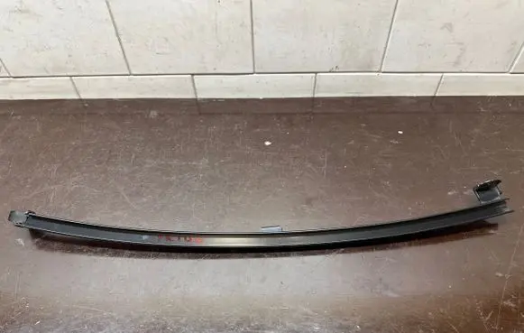 Toyota Prius (XW50) Rear door windshield rail 