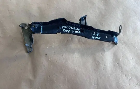 Audi A4 S4 B8 8K Fender mounting bracket 8K0821135