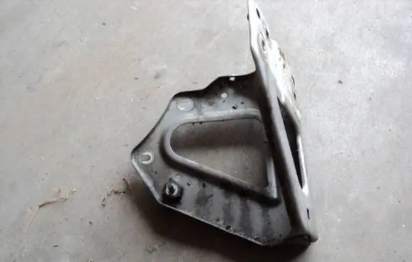 Audi A6 S6 C6 4F Fender mounting bracket 4f0821135