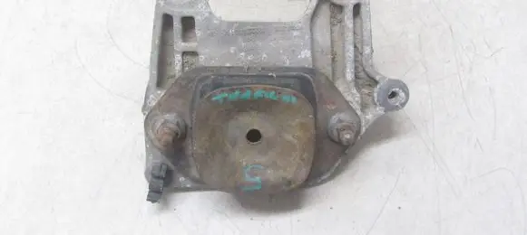 Engine mounting bracket