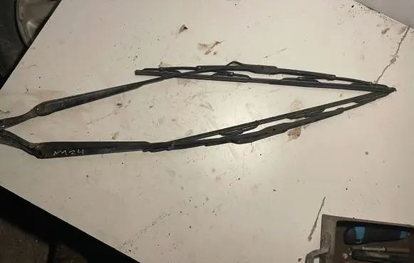Chrysler Voyager Front wiper blade arm 4717364 4717365