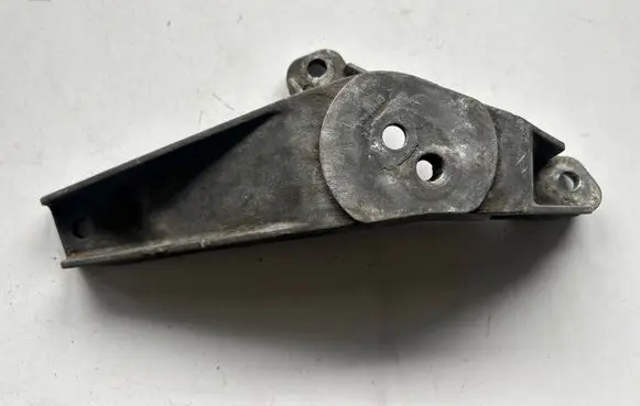 BMW 5 E39 Engine mounting bracket 1096079