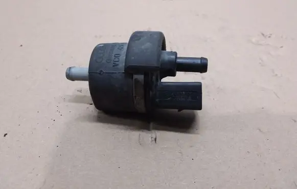 Volkswagen Golf V Vacuum valve 058133459