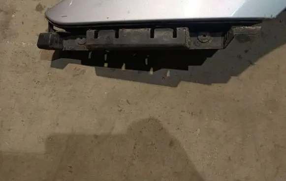 Front bumper mounting bracket