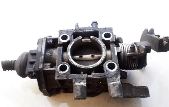 Volkswagen Golf III Throttle valve 0438201509 824263
