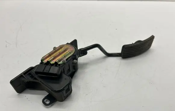 Mitsubishi Grandis Accelerator throttle pedal APM30005 5Z220198