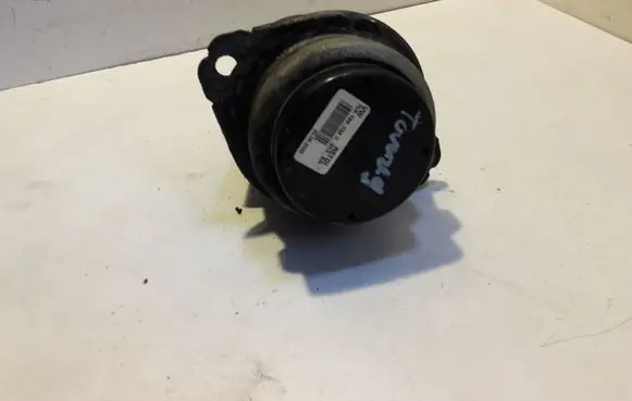 Volkswagen Touareg I Engine mount bracket 7L6199131
